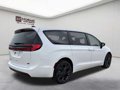 2026 Chrysler Pacifica, $38541. Photo 8