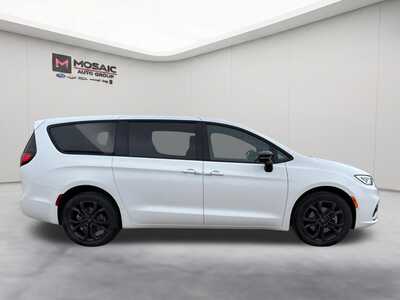 2026 Chrysler Pacifica, $38541. Photo 9