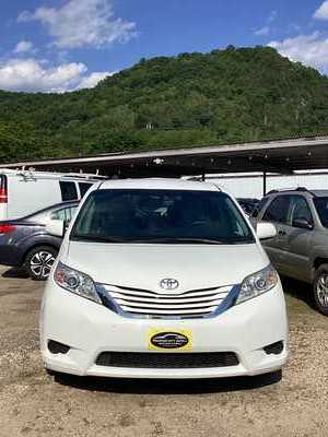 2016 Toyota Sienna, $16295. Photo 8