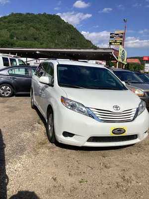 2016 Toyota Sienna, $16295. Photo 9