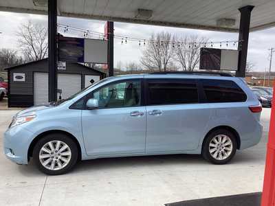 2015 Toyota Sienna, $15295. Photo 2