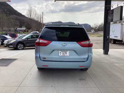 2015 Toyota Sienna, $15295. Photo 4