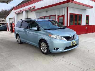 2015 Toyota Sienna, $15295. Photo 7