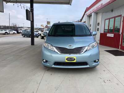 2015 Toyota Sienna, $15295. Photo 8
