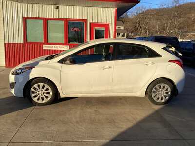 2016 Hyundai Elantra, $10395. Photo 2