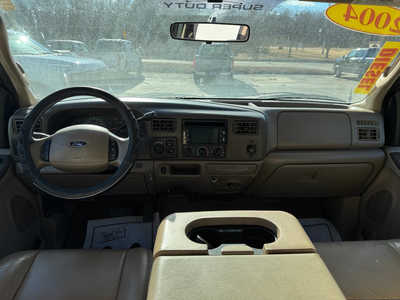 2004 Ford F250 Crew Cab, $10671. Photo 12