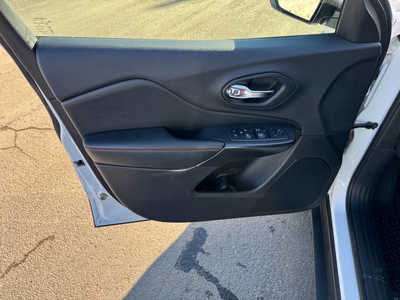 2019 Jeep Cherokee, $17778. Photo 7