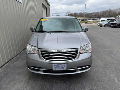 2016 Chrysler Town & Country, $8995. Photo 3