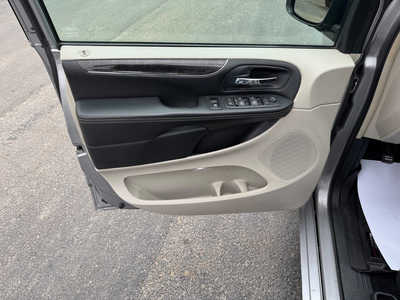 2016 Chrysler Town & Country, $8995. Photo 7