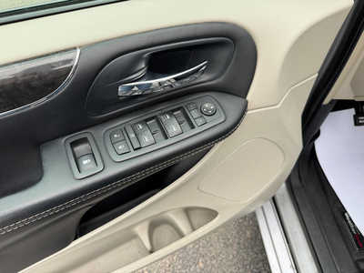 2016 Chrysler Town & Country, $8995. Photo 8
