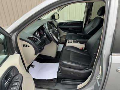 2016 Chrysler Town & Country, $8995. Photo 9
