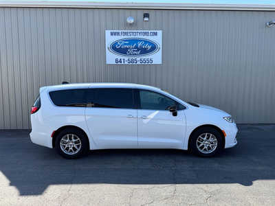 2024 Chrysler Pacifica, $34999. Photo 4
