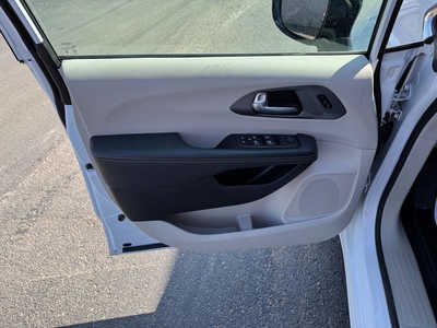 2024 Chrysler Pacifica, $34999. Photo 6