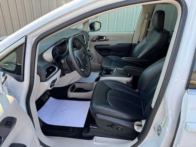 2024 Chrysler Pacifica, $34999. Photo 8