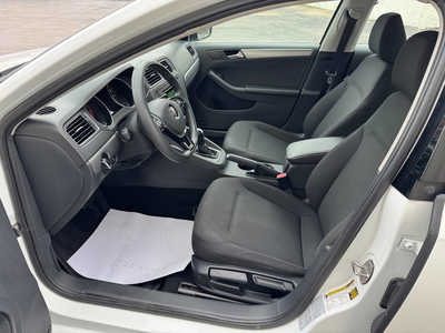 2015 Volkswagen Jetta, $9712. Photo 9