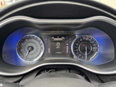 2015 Chrysler 200, $5999. Photo 10