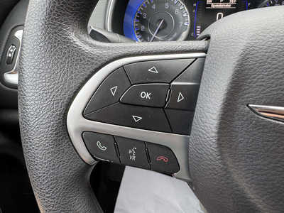 2015 Chrysler 200, $5999. Photo 11