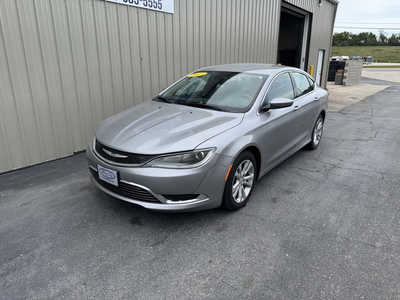 2015 Chrysler 200, $5999. Photo 2
