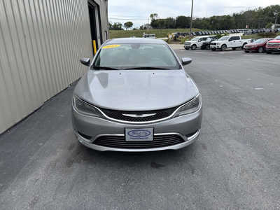 2015 Chrysler 200, $5999. Photo 3