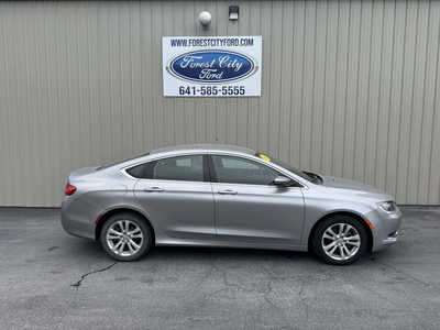 2015 Chrysler 200, $5999. Photo 5