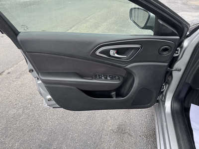 2015 Chrysler 200, $5999. Photo 6