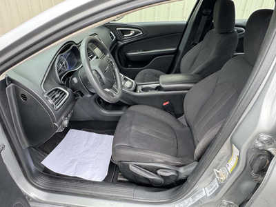 2015 Chrysler 200, $5999. Photo 8