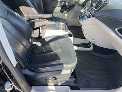 2018 Chrysler Pacifica, $13950. Photo 11