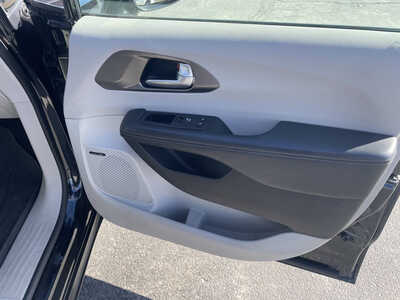 2018 Chrysler Pacifica, $13950. Photo 12