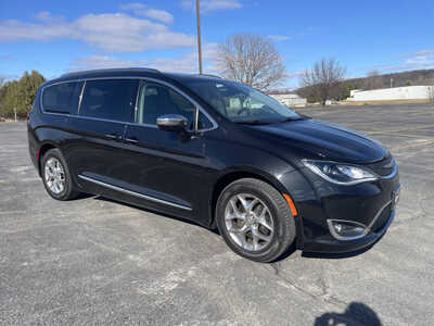 2018 Chrysler Pacifica, $13950. Photo 1