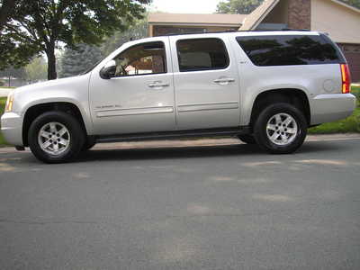 2010 GMC Yukon XL, $5999. Photo 4