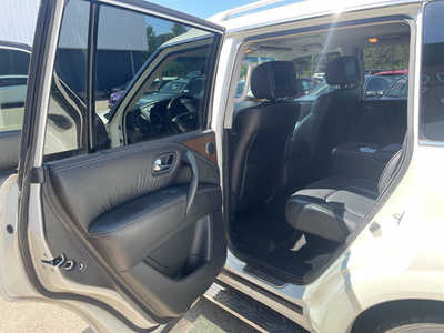 2015 Infiniti QX80, $10999. Photo 12