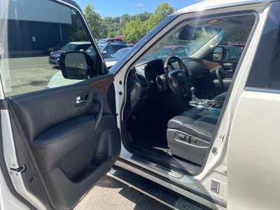 2015 Infiniti QX80, $10999. Photo 8