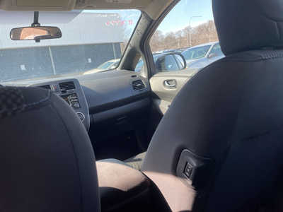 2013 Nissan Leaf, $3999. Photo 12
