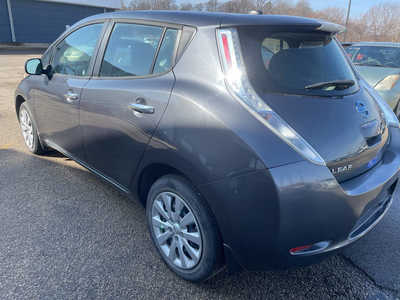 2013 Nissan Leaf, $3999. Photo 5
