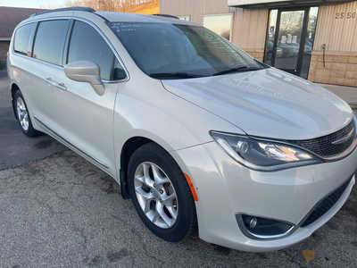 2017 Chrysler Pacifica, $13999. Photo 2
