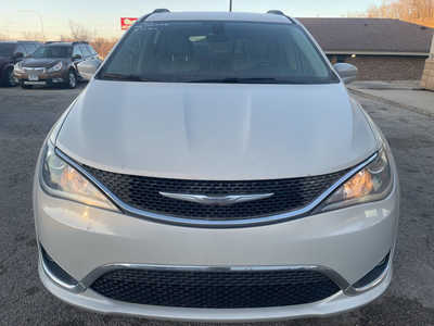 2017 Chrysler Pacifica, $13999. Photo 3