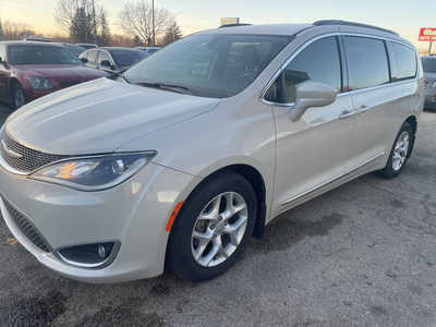 2017 Chrysler Pacifica, $13999. Photo 4