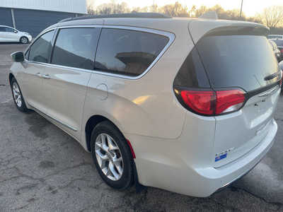 2017 Chrysler Pacifica, $13999. Photo 5