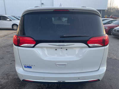 2017 Chrysler Pacifica, $13999. Photo 6