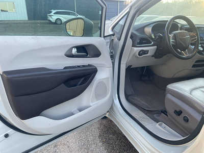 2017 Chrysler Pacifica, $13999. Photo 9