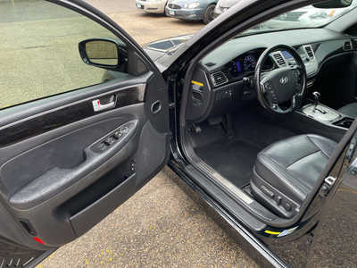 2014 Hyundai Genesis, $4999. Photo 8