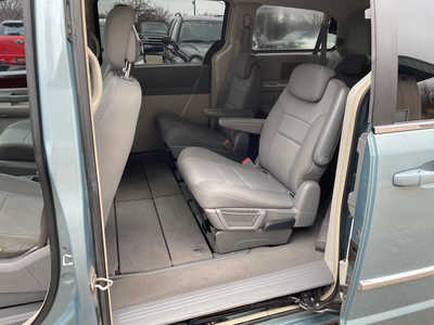 2010 Chrysler Town & Country, $2999. Photo 11
