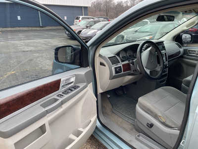 2010 Chrysler Town & Country, $2999. Photo 8
