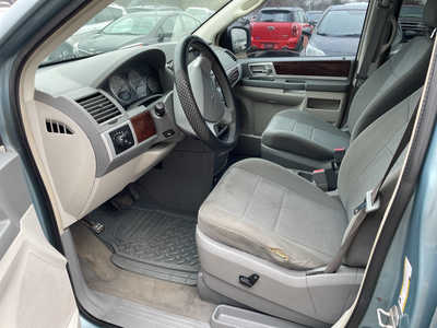 2010 Chrysler Town & Country, $2999. Photo 9