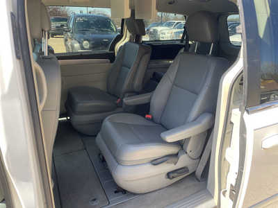 2011 Volkswagen Routan, $1999. Photo 10