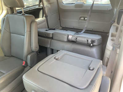 2011 Volkswagen Routan, $1999. Photo 11
