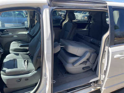 2011 Volkswagen Routan, $1999. Photo 12