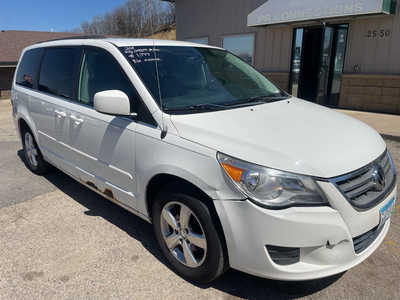 2011 Volkswagen Routan, $1999. Photo 2