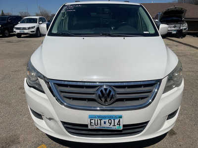 2011 Volkswagen Routan, $1999. Photo 3