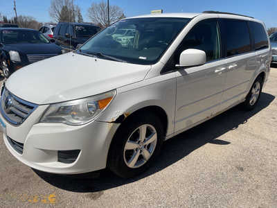 2011 Volkswagen Routan, $1999. Photo 4